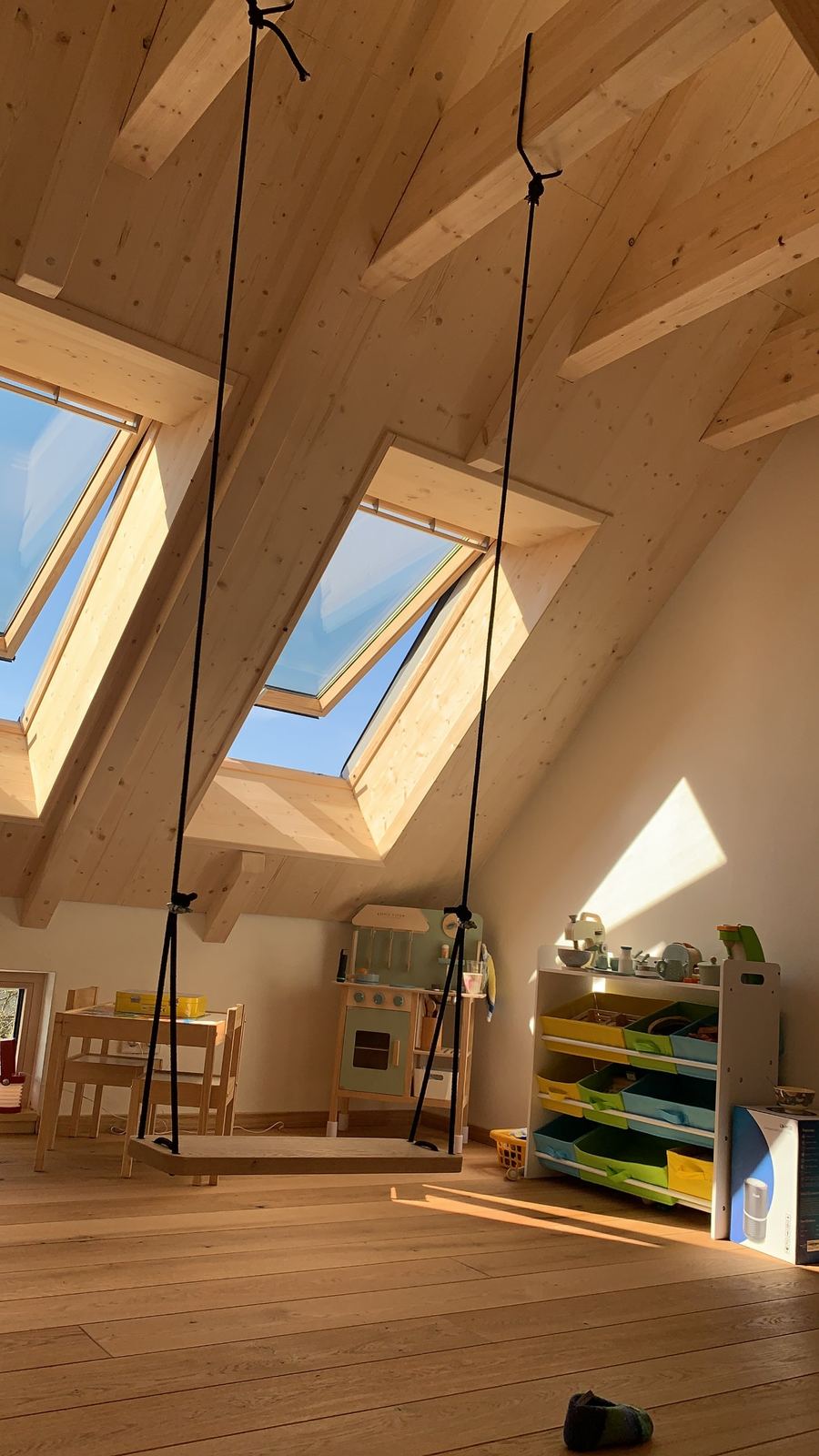 Dachgeschoss mit Schaukel und Dachfenstern