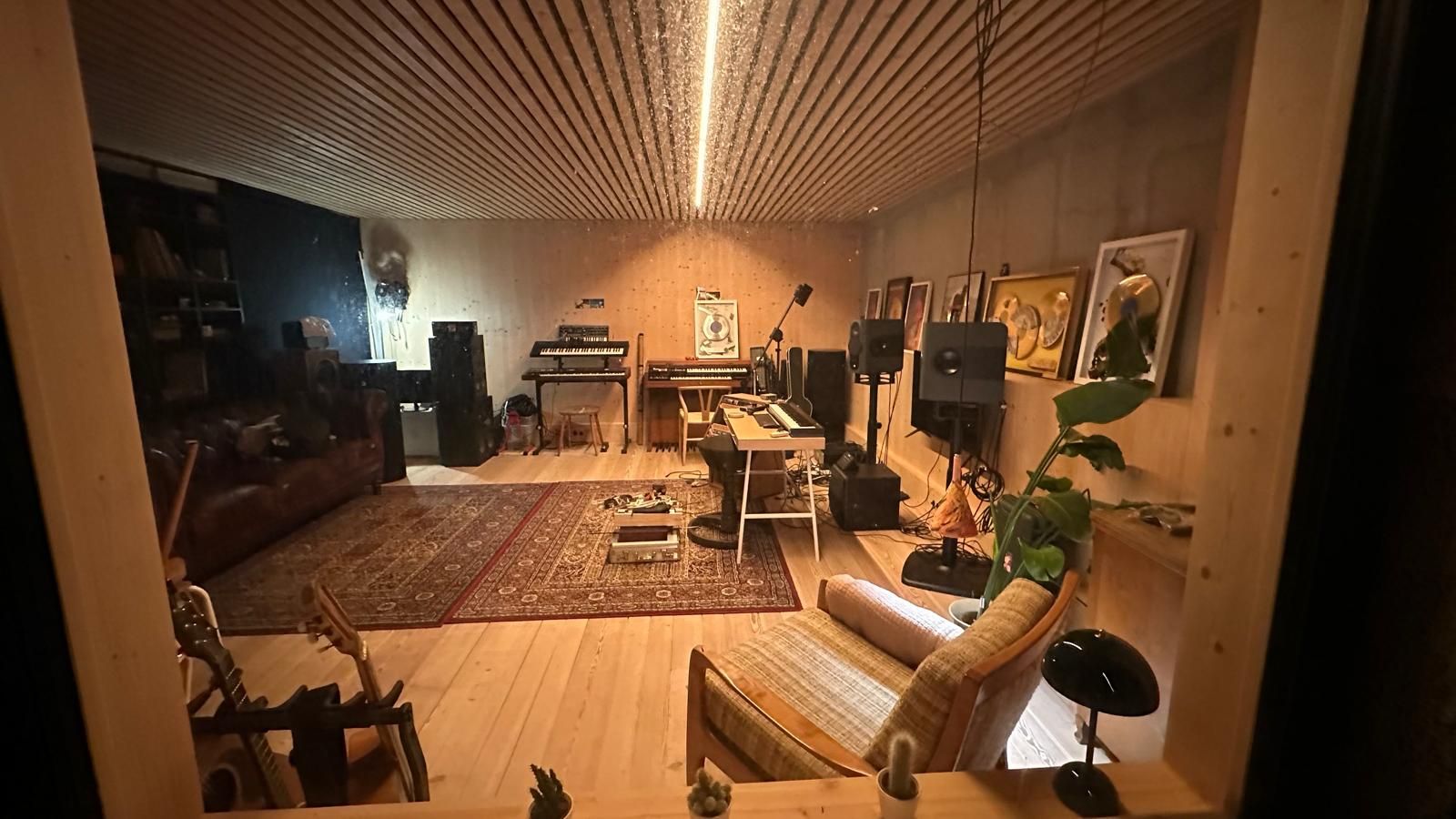Studio am Abend von außen